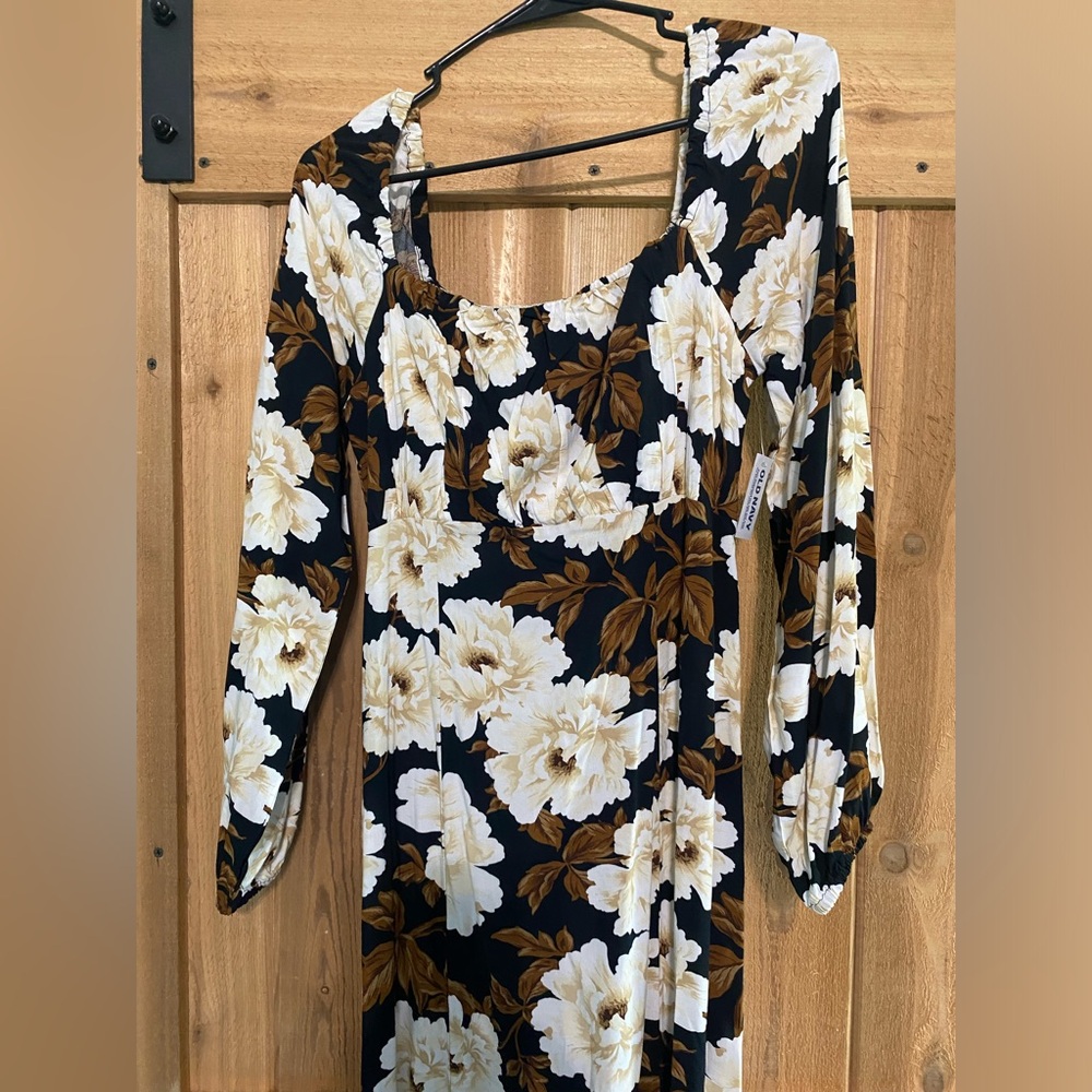 Has a slit and subtle puff long sleeve. New dress has no stretch to it.